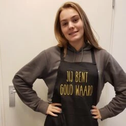 Keukenschort Met Grappige Tekst Bedrukt Cadeau Jij Bent Goud Waard| Katoenen Barbecueschort Keuken BBQ Schort Kookschort Kokschort | Opa Oma Mama Papa Juf Meester Bedanken Collega Vriendin Juffendag Vaderdag Moederdag Verjaardag Man Vrouw -Kwaliteitskeukenwinkel Voor Thuis 1200x1200 1063