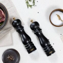 Deleca Luxe Peper En Zoutmolen Set - Met Geschenkdoos - Zout / Pepermolen - Rubberhout - Zwart & Goud 18 Deleca Luxe Peper En Zoutmolen Set - Met Geschenkdoos - Zout / Pepermolen - Rubberhout - Zwart & Goud -Kwaliteitskeukenwinkel Voor Thuis 1200x1200 1179