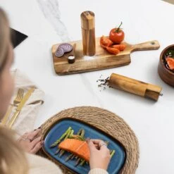 Deleca Luxe Peper En Zoutmolen Set - Zout / Pepermolen - Handmatig - Met Navul Lepel & Geschenkdoos - Acacia Hout - Rond -Kwaliteitskeukenwinkel Voor Thuis 1200x1200 1188