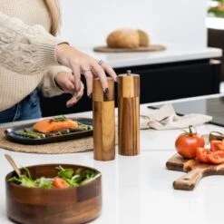 Deleca Luxe Peper En Zoutmolen Set - Zout / Pepermolen - Handmatig - Met Navul Lepel & Geschenkdoos - Acacia Hout - Rond -Kwaliteitskeukenwinkel Voor Thuis 1200x1200 1189