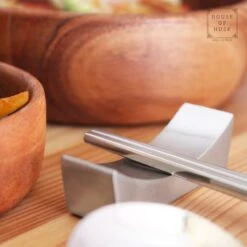House Of Husk 1 Persoons Chopstick Lepel Set - 1 Paar Metalen Koreaanse Eetstokjes - Inclusief Eetlepel En Houder - RVS - Metaal - Eetstokjes - Koreaans - Vaatwasserbestendig - Sushi Chopsticks - Noodles - Zilver -Kwaliteitskeukenwinkel Voor Thuis 1200x1200 1244