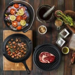 Dutch Mountains Gietijzeren Pannenset 7-delig - Dutch Oven – Braadpan - Grillpan - Hapjespan - Kookset In Houten Transportkist - Deksellifter - Brander -Kwaliteitskeukenwinkel Voor Thuis 1200x1200 278