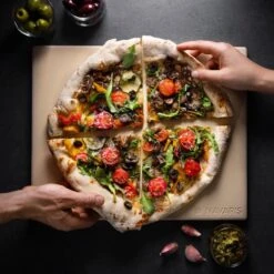 Navaris Pizzasteen XL Voor Oven En Barbecue - Rechthoekige Pizzaplaat 38 X 30 Cm - Inclusief Pizzaschep Met Extra Lang Handvat En Receptenboek -Kwaliteitskeukenwinkel Voor Thuis 1200x1200 336