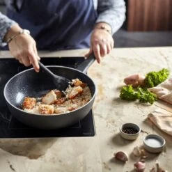 Demeyere Alu Classico 3 Wokpan – Inductie – Ceraforce Keramische Antikleeflaag – 28 Cm – PTFE En PFAS Vrij -Kwaliteitskeukenwinkel Voor Thuis 1200x1200 621