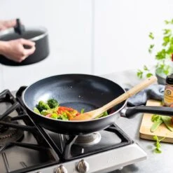 GreenPan Memphis Keramische Wokpan - Ø 28 Cm - PFAS-vrij -Kwaliteitskeukenwinkel Voor Thuis 1200x1200 773