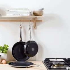 GreenPan Koekenpan - Royal Black - ø 28 Cm - Keramische Anti-aanbaklaag 10 GreenPan Koekenpan - Royal Black - ø 28 Cm - Keramische Anti-aanbaklaag -Kwaliteitskeukenwinkel Voor Thuis 1200x1200 790