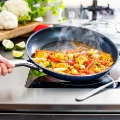 Blue Diamond, Keramische Koekenpan Verrijkt Met Diamantdeeltjes – Inductie Koekenpan Ø 28 Cm – PFAS En PHOA Vrij -Kwaliteitskeukenwinkel Voor Thuis 1200x1200 796