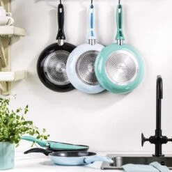 VitaVerde Expert Koekenpannenset Ø 24cm + Ø 28cm - Lichtblauw - Inductie - PFAS-vrij -Kwaliteitskeukenwinkel Voor Thuis 1200x1200 805