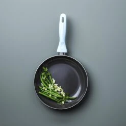 VitaVerde Expert Koekenpannenset Ø 24cm + Ø 28cm - Lichtblauw - Inductie - PFAS-vrij -Kwaliteitskeukenwinkel Voor Thuis 1200x1200 807