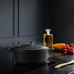 Gietijzeren Braadpan - Sudderpan Zwart Van Daumonet - Ovaal - Ø 29 Cm - 3 Liter - 100% PFAS & PFOA Vrij - Emaille - Geschikt Voor Alle Warmtebronnen - Elektrisch - Gas - Halogeen - Inductie - Keramisch - Vaatwasserbestendig -Kwaliteitskeukenwinkel Voor Thuis 1200x1200 990