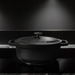 Gietijzeren Braadpan - Sudderpan Zwart Van Daumonet - Ovaal - Ø 29 Cm - 3 Liter - 100% PFAS & PFOA Vrij - Emaille - Geschikt Voor Alle Warmtebronnen - Elektrisch - Gas - Halogeen - Inductie - Keramisch - Vaatwasserbestendig -Kwaliteitskeukenwinkel Voor Thuis 1200x1200 991