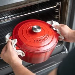 Nuovva Gietijzeren Braadpan Antiaanbaklaag Met Deksel - Sudderpan Rood - Rond - Ø24 Cm - 4.7 Liter - 100% PFAS & PFOA Vrij - Geschikt Voor Alle Warmtebronnen - Elektrisch - Gas - Halogeen - Inductie - Keramisch -Kwaliteitskeukenwinkel Voor Thuis 1200x1200 999