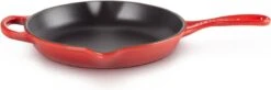 Le Creuset - Gietijzeren Ronde Skillet In Kersenrood 23cm -Kwaliteitskeukenwinkel Voor Thuis 1200x397