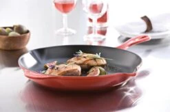Le Creuset - Gietijzeren Ronde Skillet In Kersenrood 23cm -Kwaliteitskeukenwinkel Voor Thuis 1200x799 73