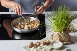 Demeyere Essential 5 RVS Koekenpan – Koekenpan Inductie - 28 Cm – PTFE-vrij -Kwaliteitskeukenwinkel Voor Thuis 1200x800 121