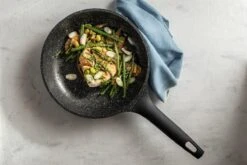 Sola - Fair Cooking Zwart/wit Greblon Anti Aanbaklaag -Kwaliteitskeukenwinkel Voor Thuis 1200x800 155