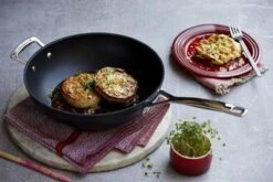 LE CREUSET - Les Forgees - Wokpan 30cm -Kwaliteitskeukenwinkel Voor Thuis 1200x800 160