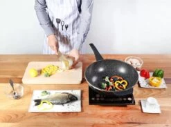 Cheffinger Wokpan Met Deksel - 32cm - Zwart - Pan - Keukenaccessoires -Kwaliteitskeukenwinkel Voor Thuis 1200x892 2