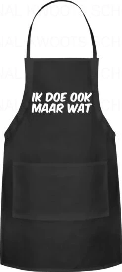 IK DOE OOK MAAR WAT Unisex Schort - Zwart - One Size (volwassenen) - Keuken Schort - Barbeque BBQ Schort - Bedieningsschort - Grappige Teksten - Original Kwoots- Voor Zowel Mannen Als Vrouwen - Verstelbaar - Wasbaar - Cadeau - Apron -Kwaliteitskeukenwinkel Voor Thuis 539x1200