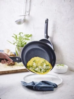 GreenPan Cambridge Hapjespan Met Deksel 24cm - Zwart - Inductie - PFAS-vrij 29 GreenPan Cambridge Hapjespan Met Deksel 24cm - Zwart - Inductie - PFAS-vrij -Kwaliteitskeukenwinkel Voor Thuis 899x1200 12