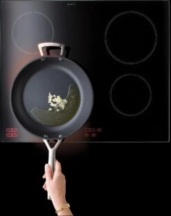 Le Creuset Koekenpan Les Forgées TNS - ø 28 Cm - Standaard Anti-aanbaklaag -Kwaliteitskeukenwinkel Voor Thuis 951x1200 1