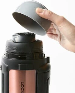 Lock&Lock Thermoskan - Isoleerkan - Thee En Koffie - Lekvrij - 1,5 Liter - RVS - Inklapbaar Handvat - Koper Roze -Kwaliteitskeukenwinkel Voor Thuis 967x1200