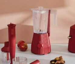 Alessi Blender Plissé - 5 Snelheden + Turbostand - Rood - Michele De Lucchi - 1.5 Liter - MDL09 R -Kwaliteitskeukenwinkel Voor Thuis Alessi Blender Sfeer1