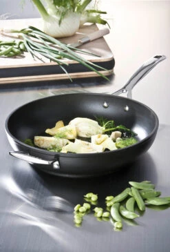 Le Creuset Sauteerpan Les Forgées TNS - ø 28 Cm / 3.2 Liter - Standaard Anti-aanbaklaag -Kwaliteitskeukenwinkel Voor Thuis le creuset sauteerpan 28cm eten
