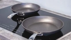 Le Creuset Koekenpannenset Les Forgées TNS - ø 24 En 28 Cm - Standaard Anti-aanbaklaag -Kwaliteitskeukenwinkel Voor Thuis sfeer 1 2